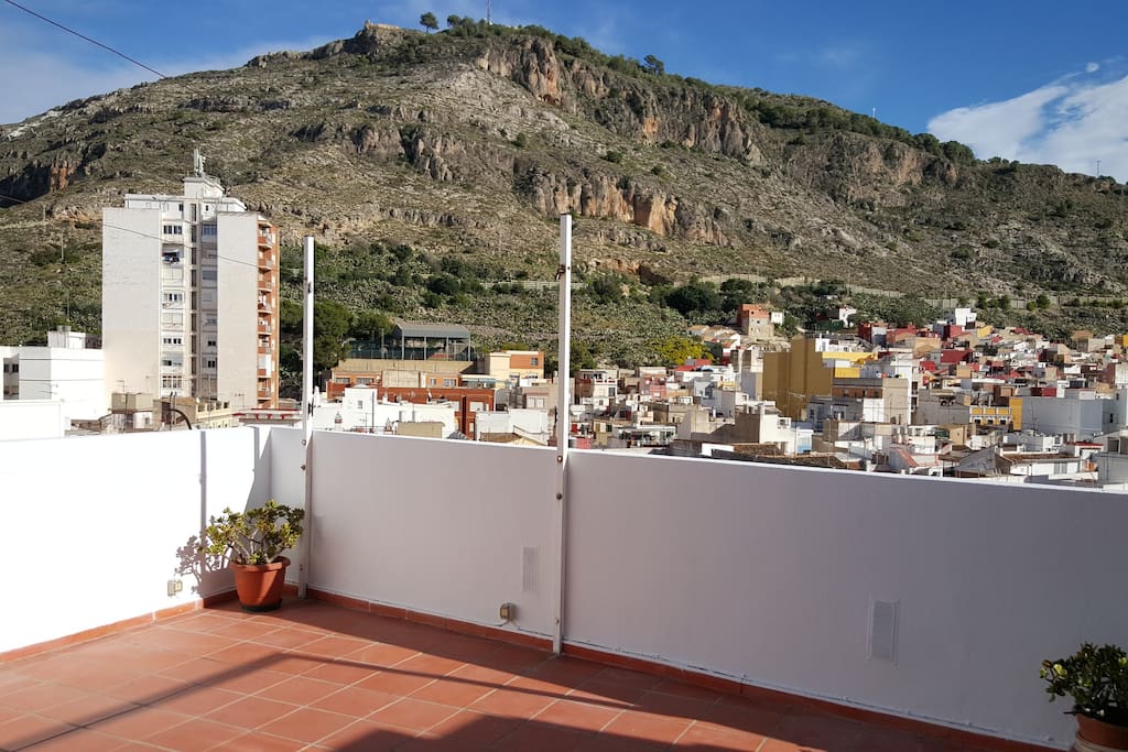 Terrasse ouverte avec vue montagne