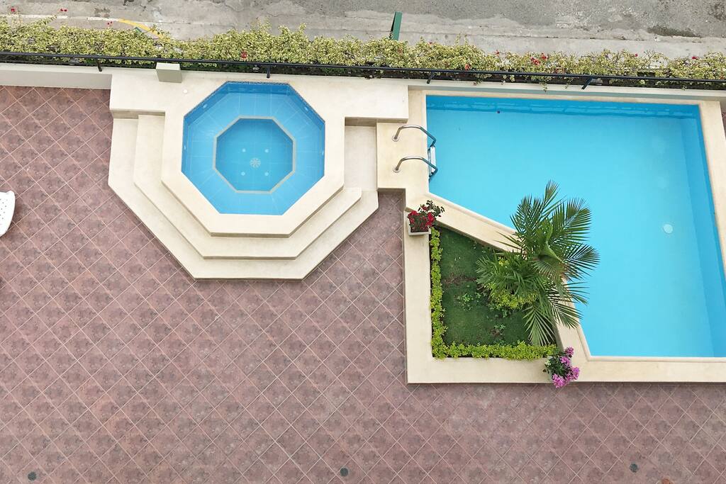 Área social (piscina y jacuzzi)