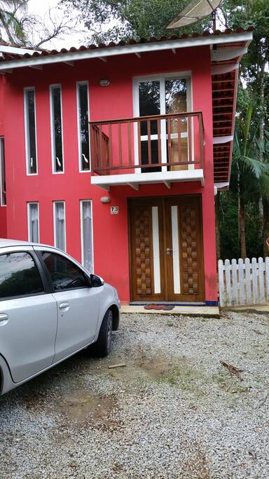 FRENTE DA CASA E LOCAL DE ESTACIONAMENTO