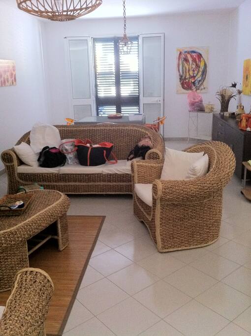 Ampio soggiorno con salottino relax e zona pranzo