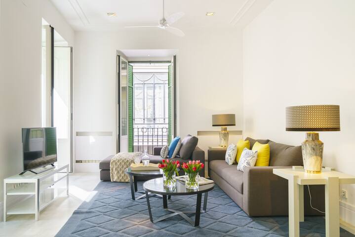 Homeclub | Elegant Apartment in Justice District gallery image 4