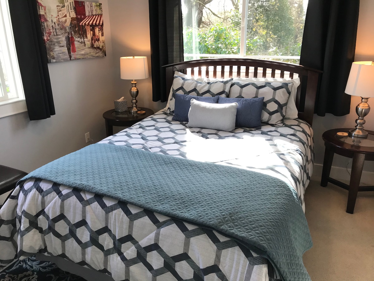 Dhoma e gjumit #2 - Krevat dopio "Queen" me "Memory Foam Topper" dhe "Room Darkening Drapery".