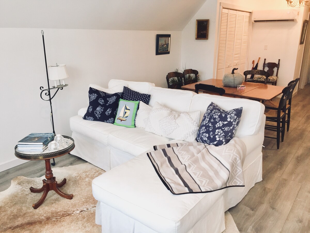 Kitanda cha kulala cha malkia, mito ya manyoya ya kustarehesha inayoelekea ziwani. 