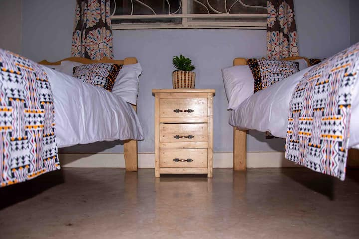 غرفة نوم 3 بسريرين مزدوجين (3 × 6)