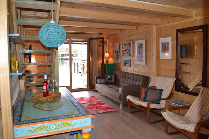 Obývacia izba s rozkladacou pohovkou 180 x 200. V predĺžení obývacej izby je jedálenský stôl a kuchyňa.