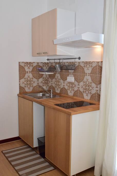 Angolo cucina con 2 piastre in vetroceramica, lavello e cappa