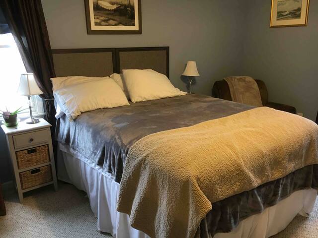 Beach Retreat-private room  heart of OBX & HOT TUB