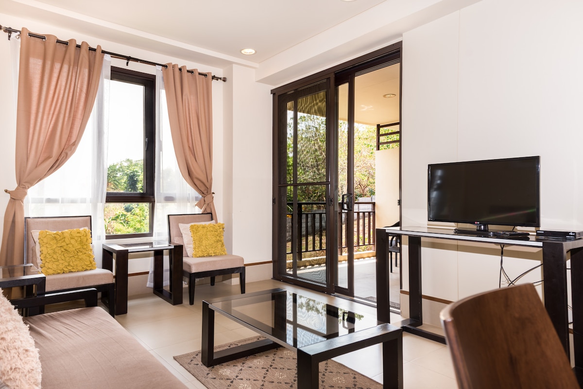 Este apartamento tiene una amplia sala de estar que linda con un balcón con vistas a la montaña.