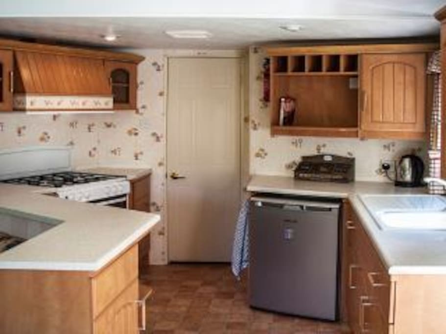 The kitchen has an oven, hob, fridge/freezer, toaster and kettle.