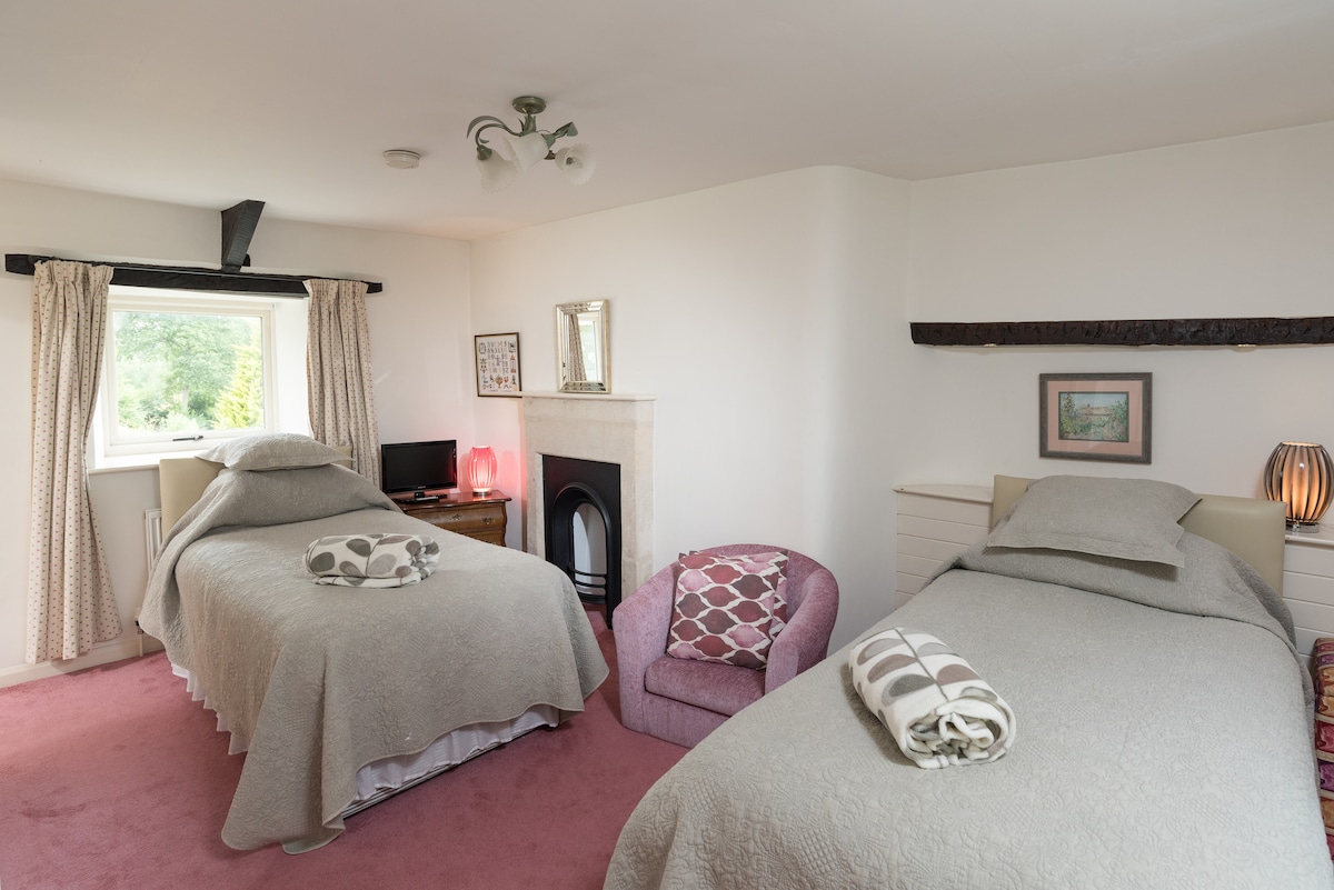 Ova soba s dva kreveta (spavaća soba 2) ima veliku kupaonicu sa spojenom tuš-kadom.