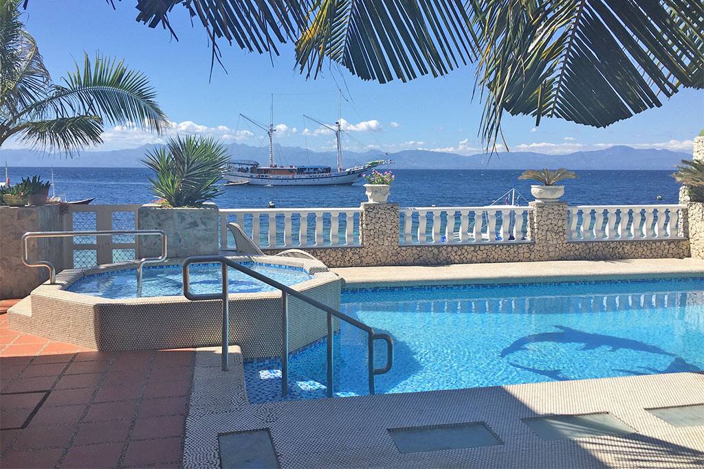 Swimming Pool right at the sea