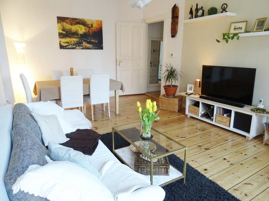 Dein privates Zimmer (mit gemütlicher Auszieh-Couch + komfortabler Luftmatraze nach Bedarf)