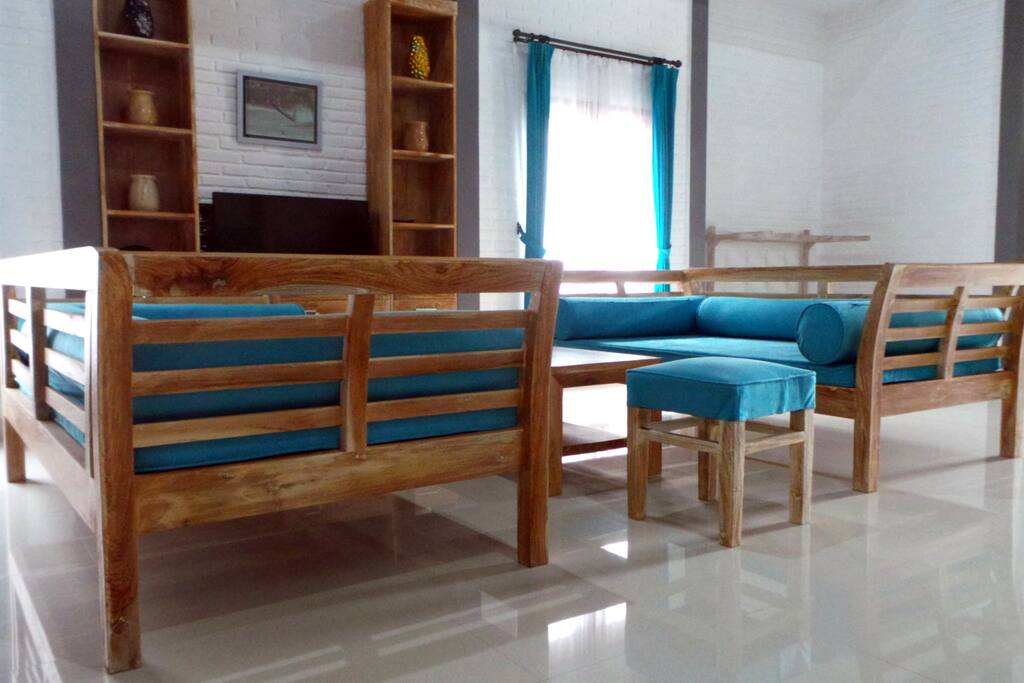 All inclusive family suite with unlimited functionality and the possibility to create your home away from home, with the capacity to comfortably accommodate six people in an exclusive and private apartment that overlooks the Villa Sari swimming pool.