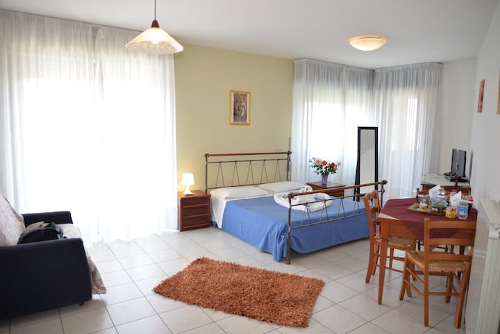 מיטה זוגית עם פינת ארוחת בוקר 