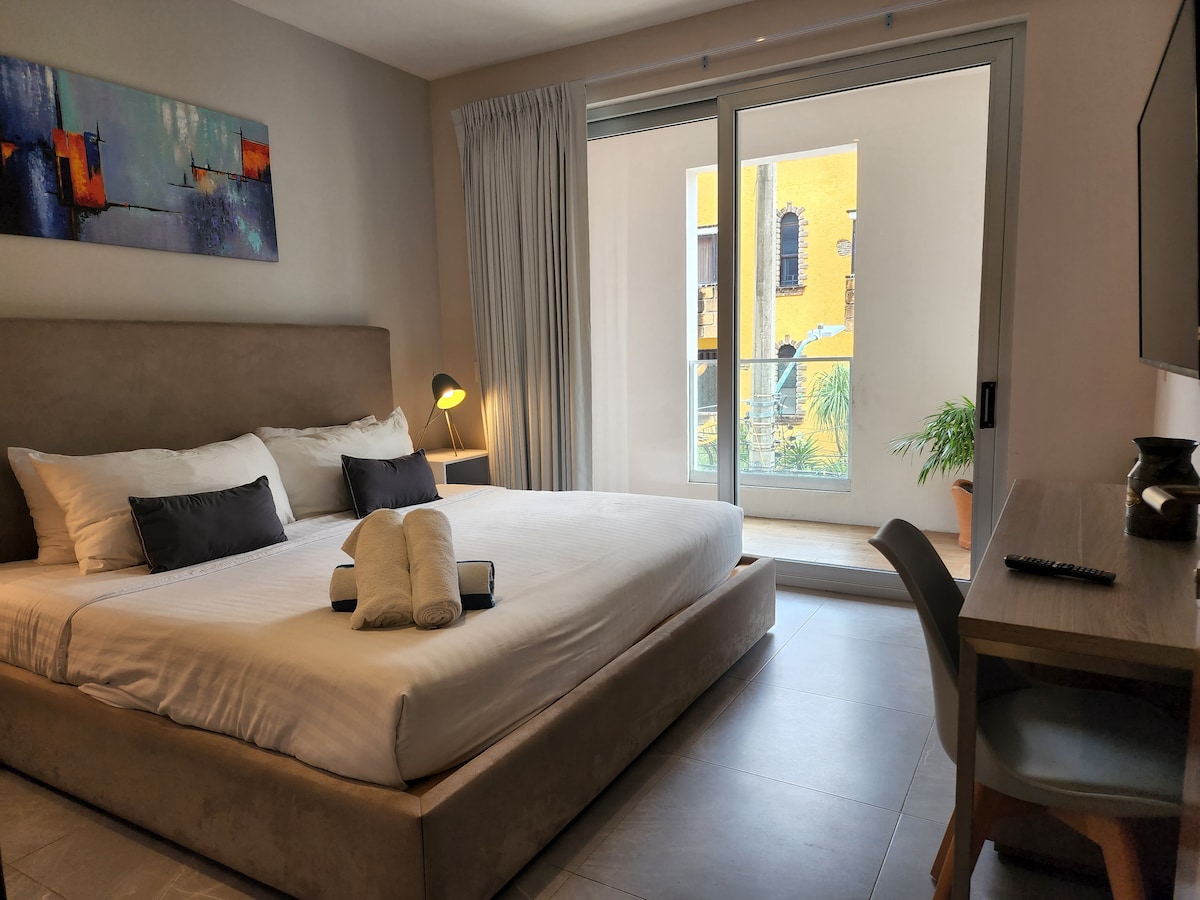 Dhomë gjumi master e lidhur me tarracën.