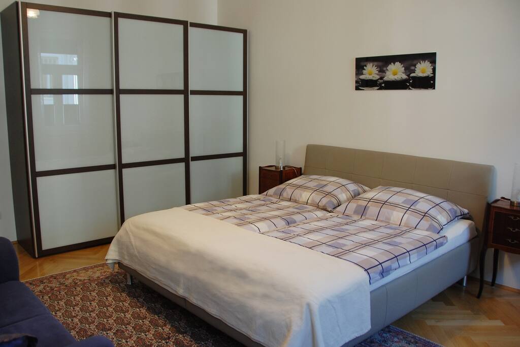 Schlafzimmer 1