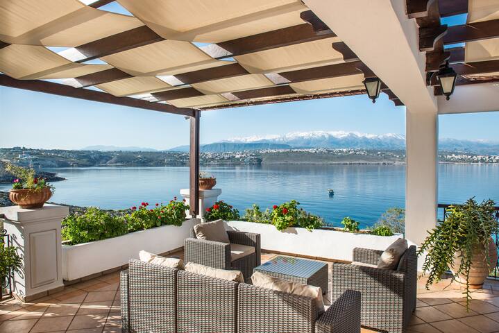 Sea front,amazing view, Alianthos Villa