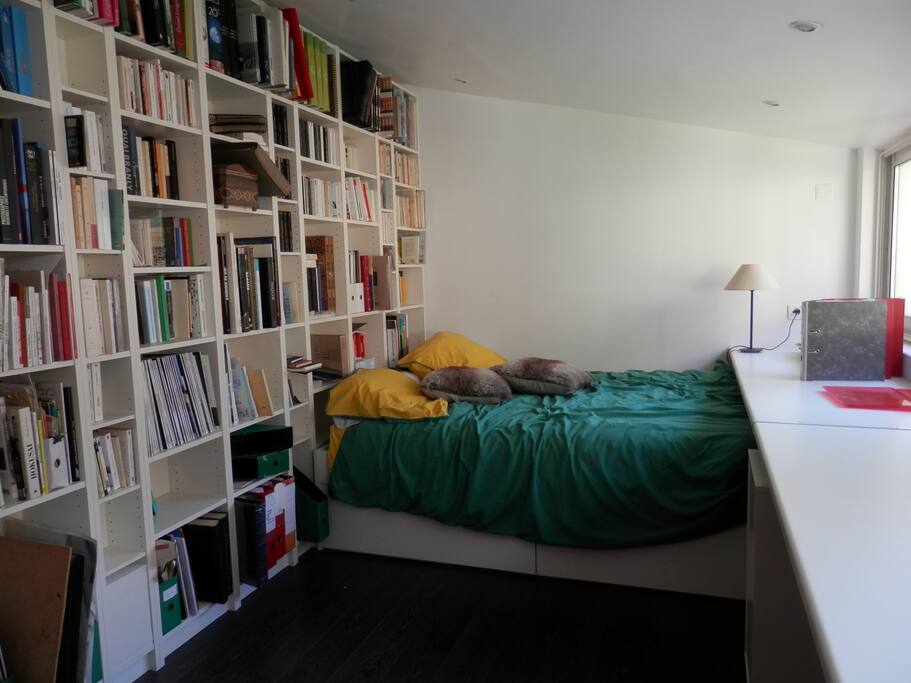 Chambre du 1er étage + Bureau (grande baie vitrée plein Sud)