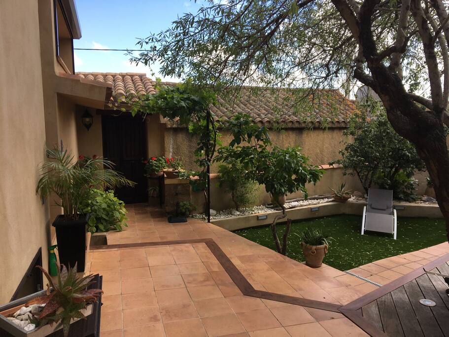 Jardin devant la chambre d'hôtes.