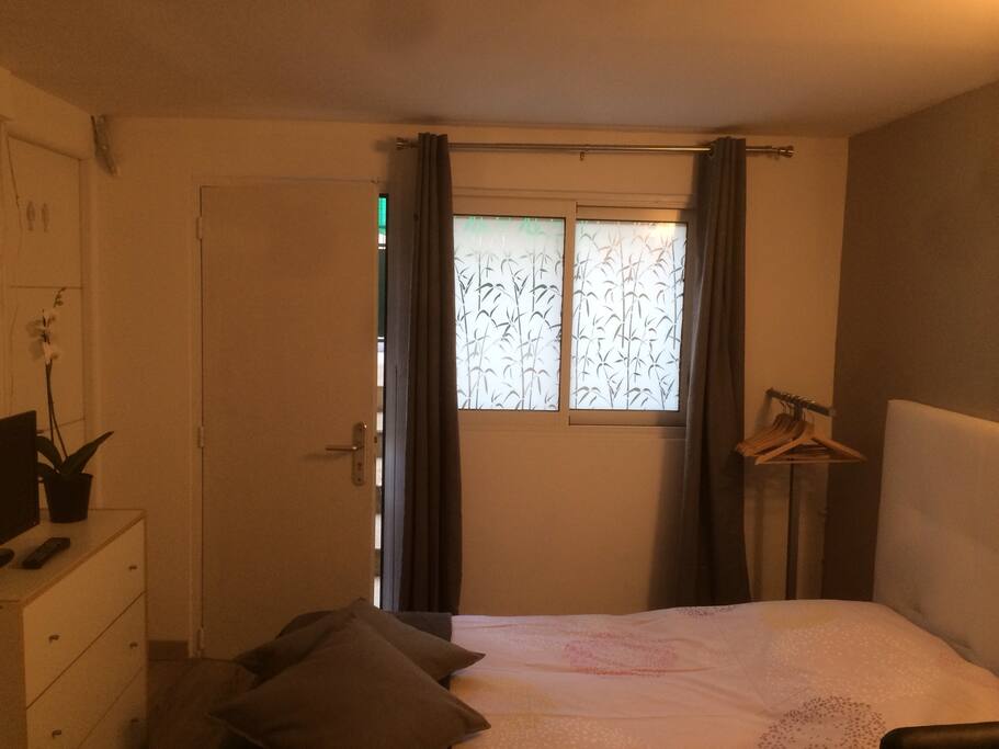 Chambre donnant sur la rue.