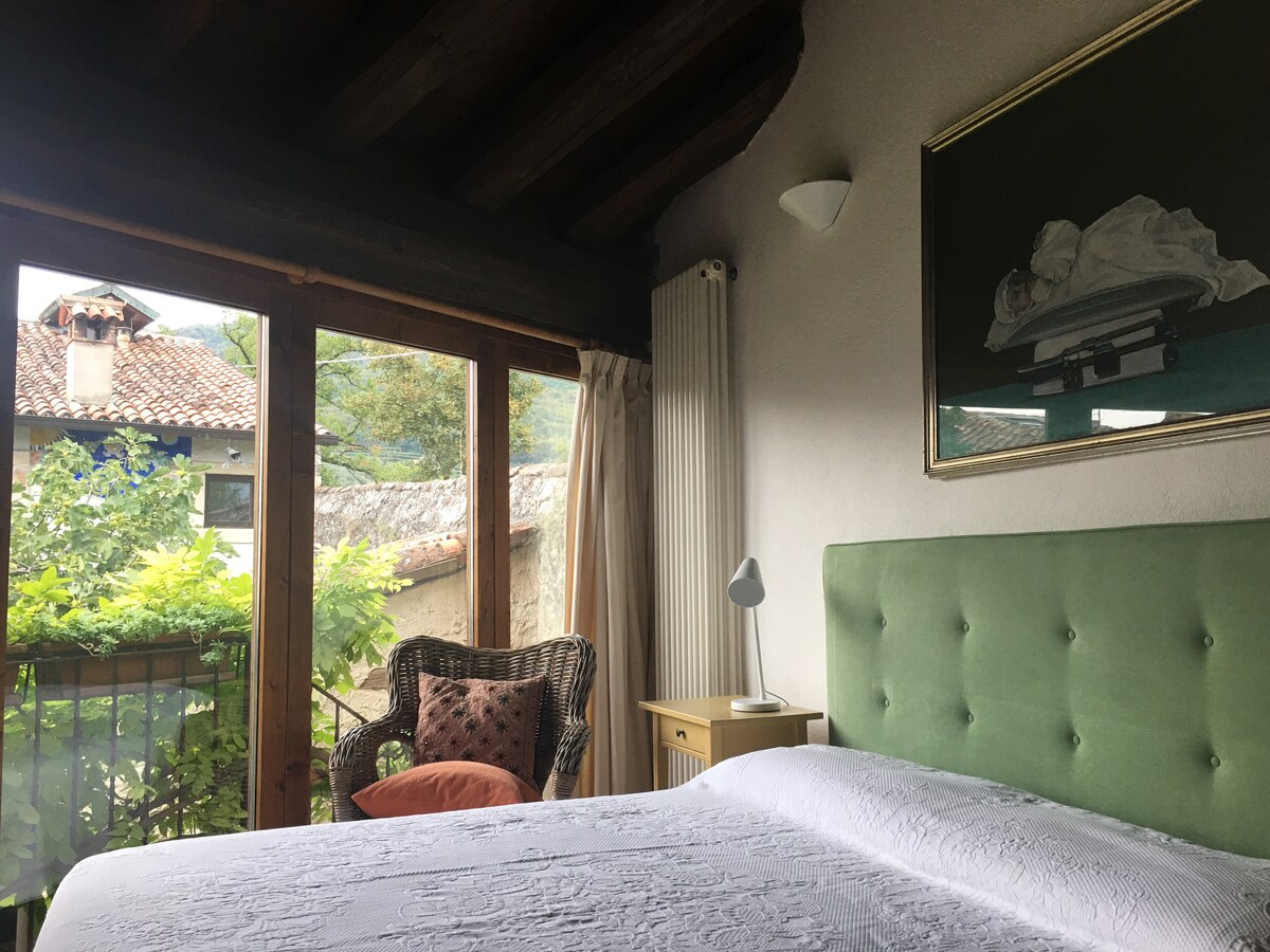 Chumba cha kulala 3 - chumba cha kulala cha ghorofa ya juu kikiangalia nje kuelekea kwenye roshani na nyumba kuu ya shambani zaidi ya. 