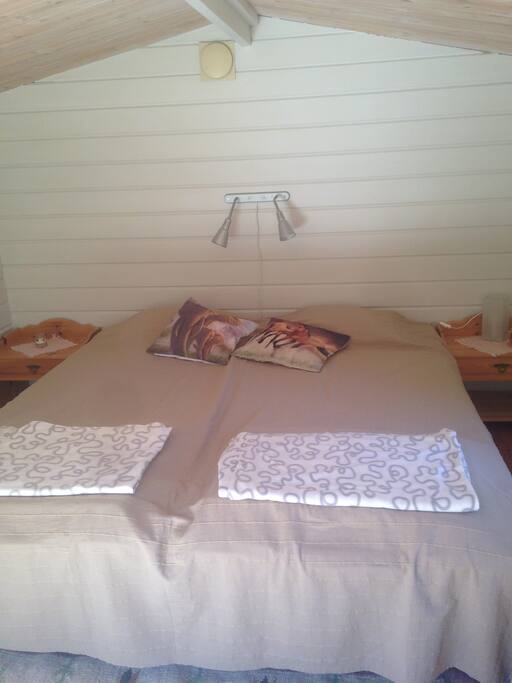 Sängarna i gäststugan, 2st 90cm enkelsängar ihopställda.
