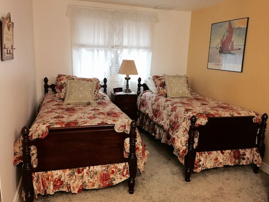 Twin bedroom
