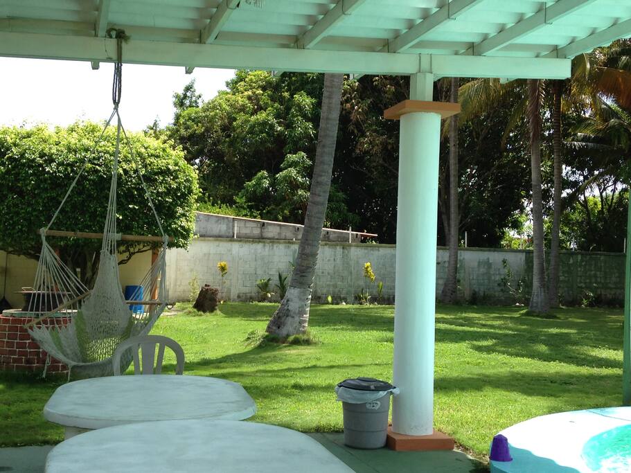Relájate en el área social de la casa, descansando en la amaca, cocinando un churrasco, pasándola bien con los amigos o tomando agua de coco.