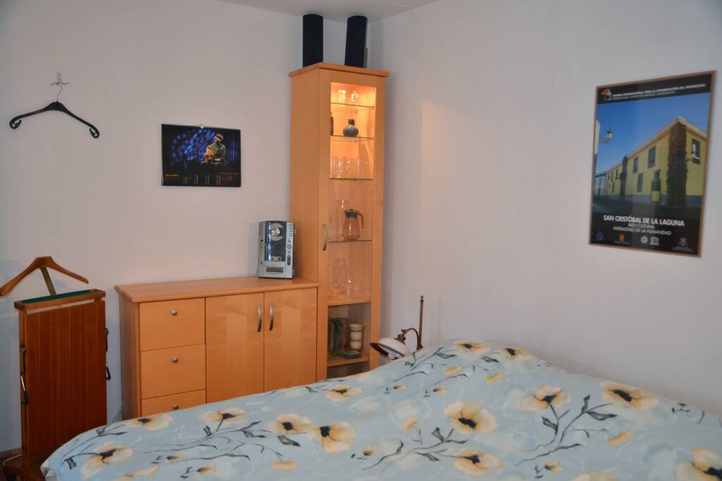 Doppelbett mit direkt erreichbaren Ablageflächen; Radio, Kleiderboy und Garderobenhaken