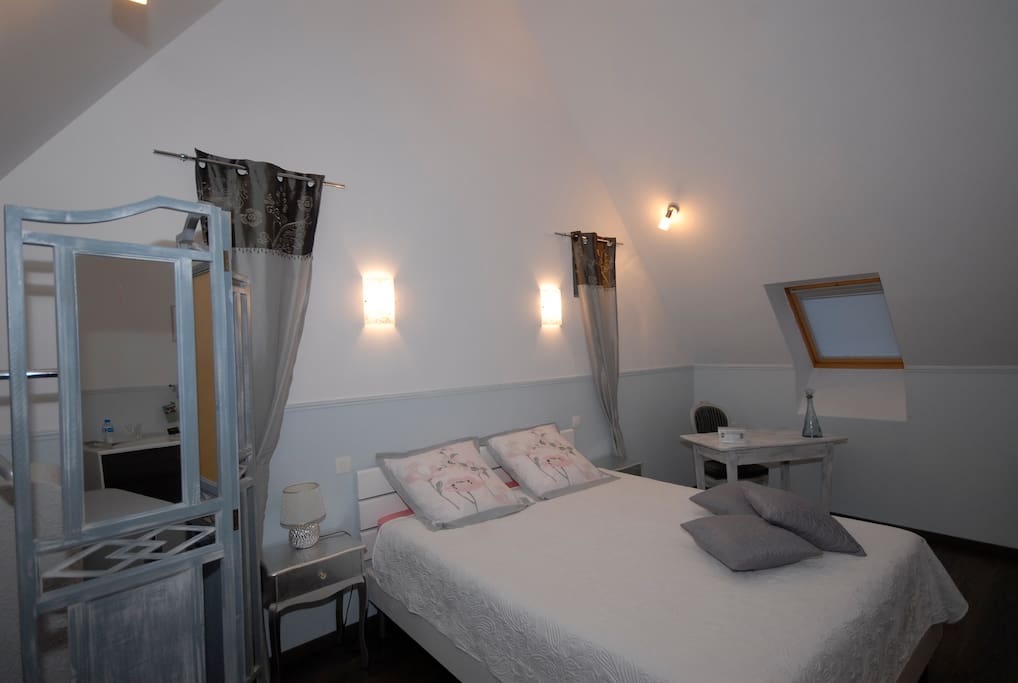 Le lit de 160 cm / the queen-size bed