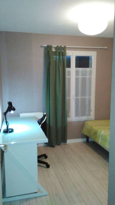 La chambre et son grand bureau