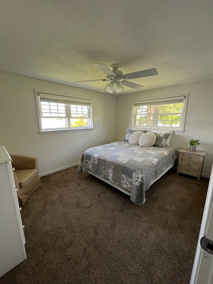 חדר שינה על שפת האגם עם מיטת קווין סייז