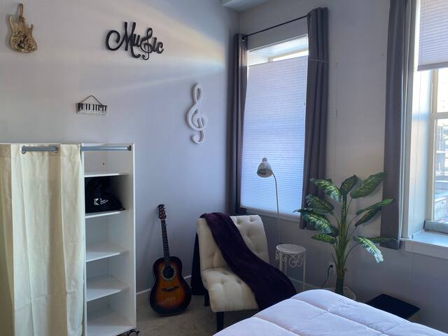 PERFECT CONVENTION CENTER location! LUXURY UNIT gallery image 4