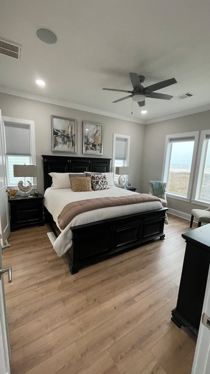 Réveillez-vous avec une magnifique vue sur l'océan.  Le lit King Size est un Tempur-Pedic.  La chambre dispose d'une salle de bain attenante, d'une télévision connectée Samsung, d'un ventilateur de plafond et de stores sombres.