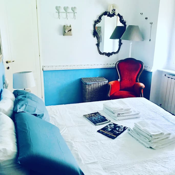 Camera da letto è arrivata la poltrona rossa !