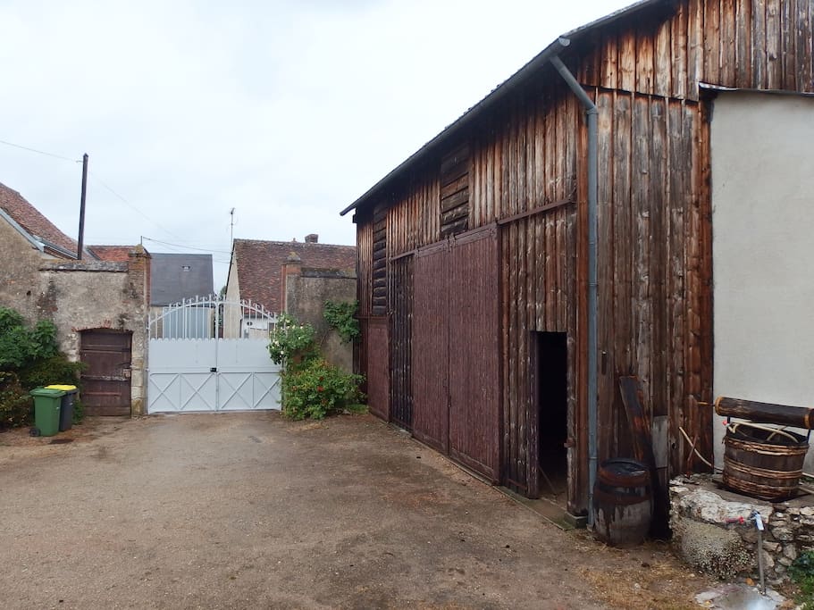 cour intérieure avec grange