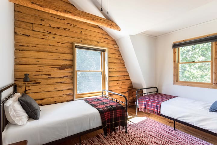 Two twin bed bedroom