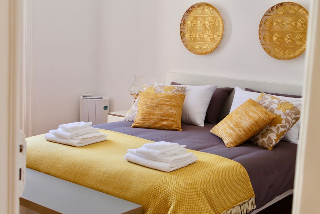 Quarto de Casal com varanda.
Couple Room with a small balcony.