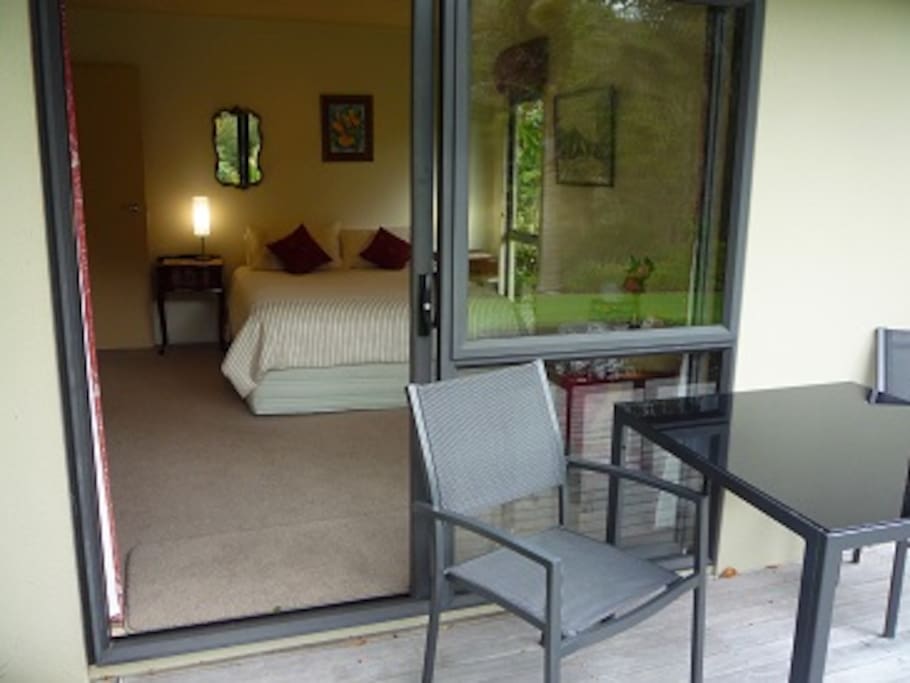 Main bedroom. Queen size bed. Tea/coffee, TV& fridge facilities.