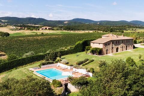 Villa Poggio Becchi. Infinity pool and valley view