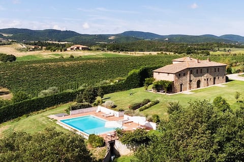 Villa Poggio Becchi. Infinity pool and valley view