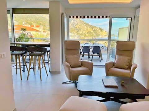 Top Airbnb: Front Sea on the top floor. Terrace & Parking. in Menton