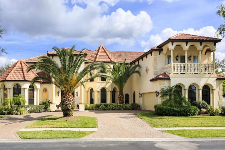 Jeeves: Luxury Villas in Orlando, FL