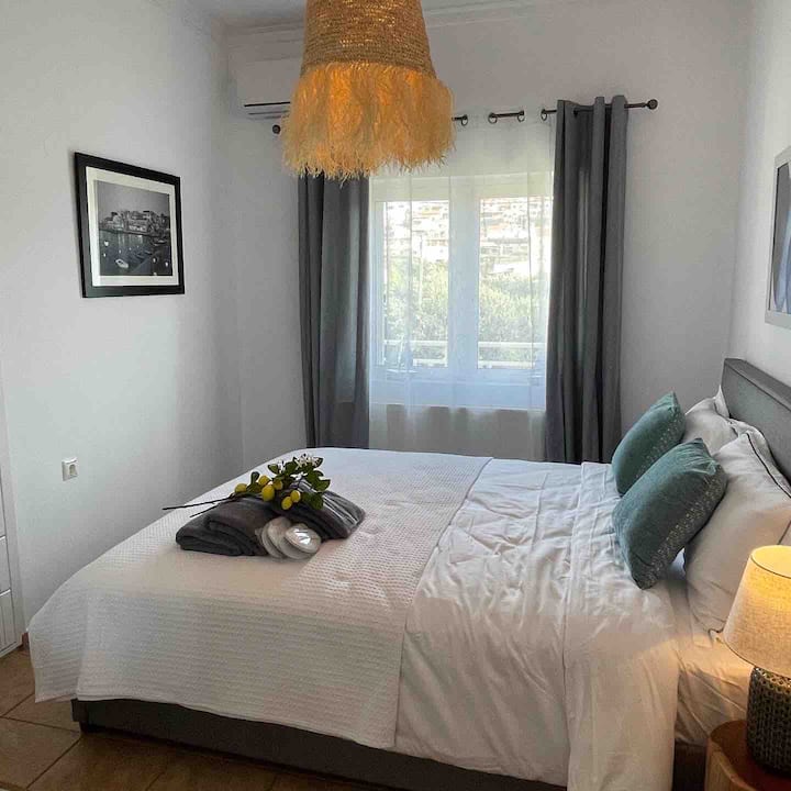 Соба во Ханија со голема гардероба 