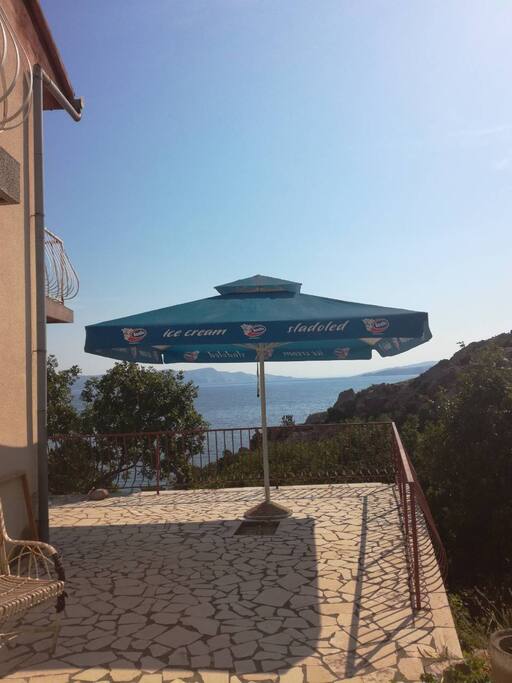 large sunny terasse with sitting area