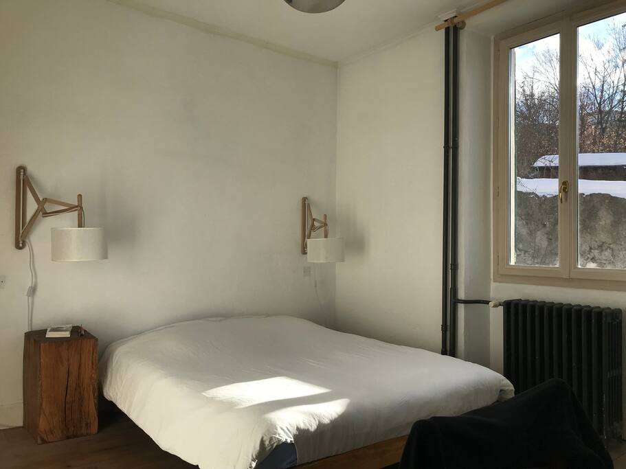 chambre avec grand lit