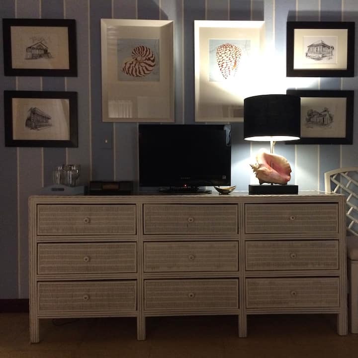 טלוויזיה עם כבלים זמינה בכל החדרים. 