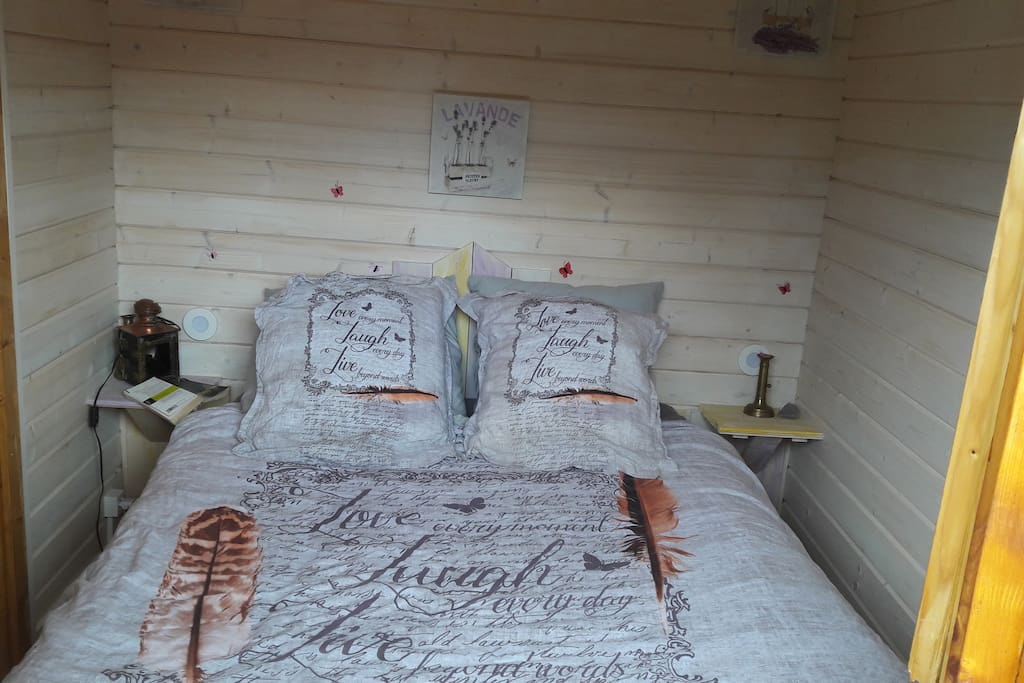 Chambre avec lit double