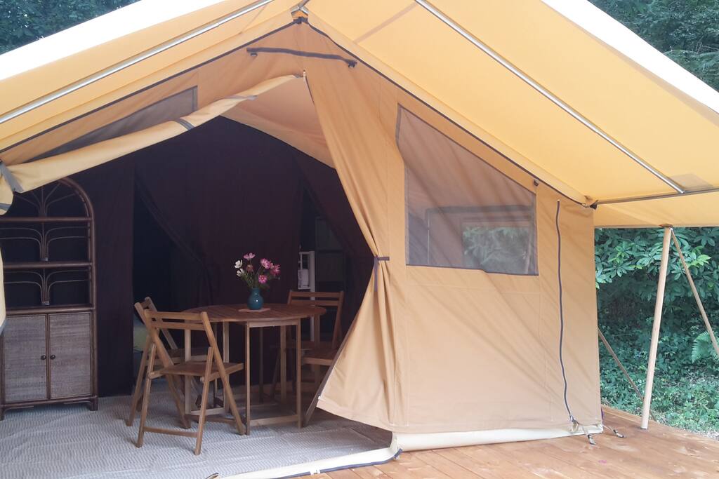 A l'interieure de la lodge, 2 chambres, un coin pour diner