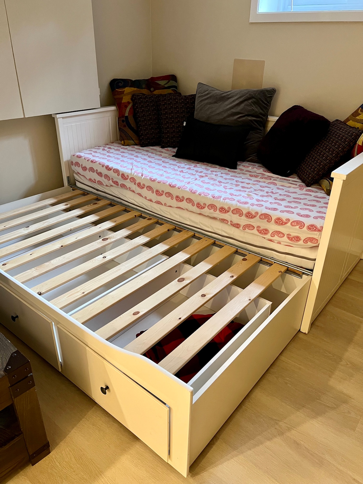 Დივანი, რომელიც ორადგილიან საწოლში იხსნება! Თეთრეული და ბალიშები მოცემულია ქვემოთ მოცემულ უჯრებში, ხოლო საბანი - სააბაზანოს გვერდით მდებარე კარადაში. Გამოცვალეთ ის გასვლამდე